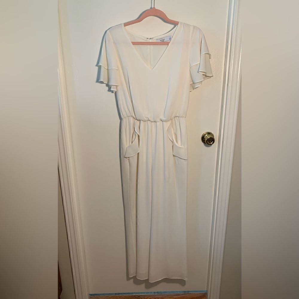 Ali & Jay EUC white/ivory ruffled short sleeve jumpsuit Size small